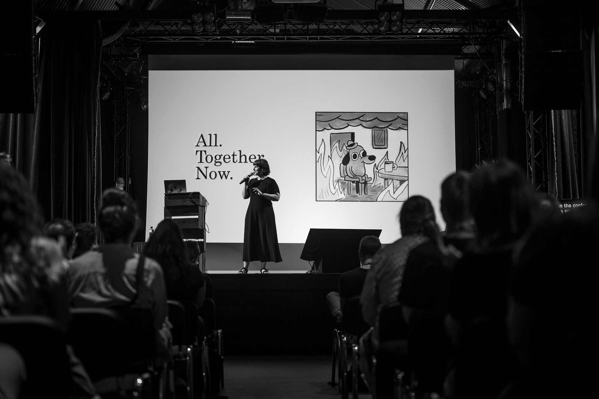 Scène de la conférence All Together Now, avec Alexandra Deschamps-Sonsino présentant