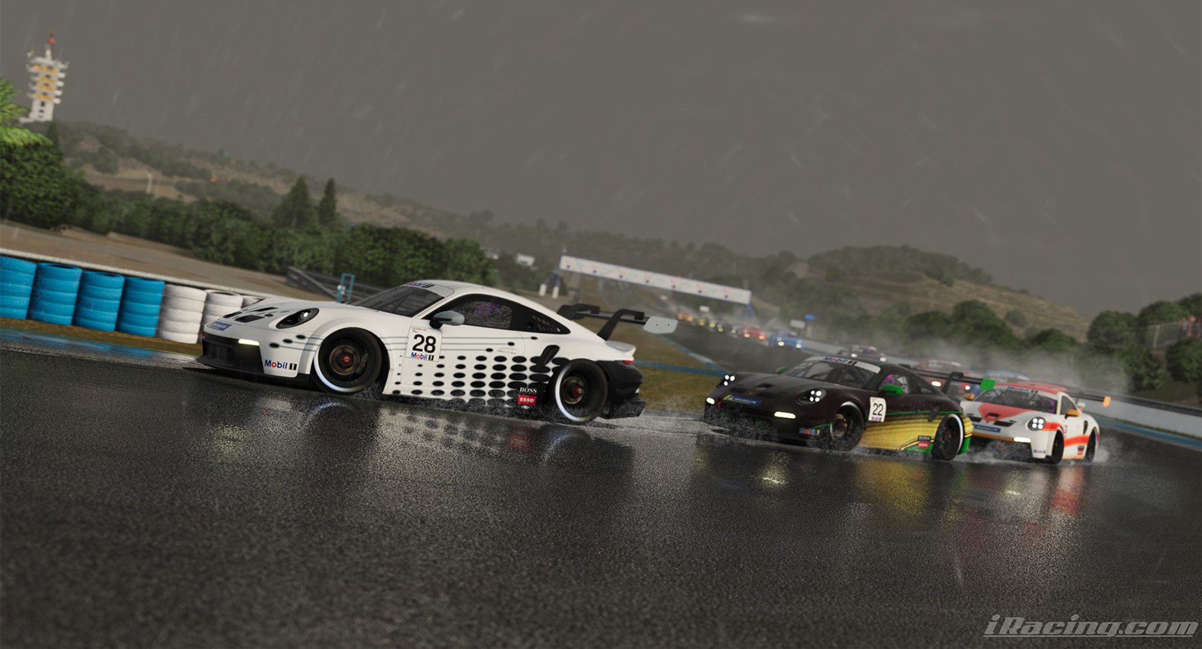 Capture d'écran du jeu iRacing montrant plusieurs voitures de type GT3 sur un circuit, sous la pluie.